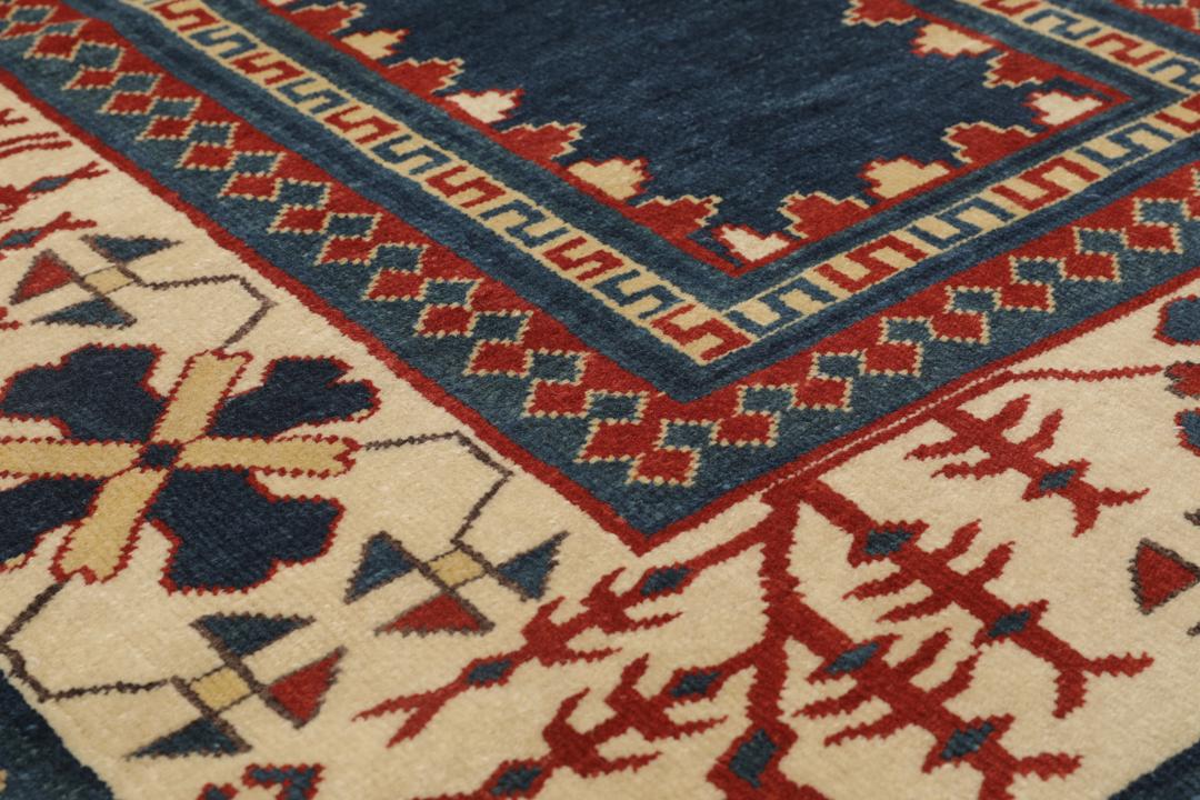 Handgeknoopte Turkse loper met diepblauwe en rode geometrische motieven