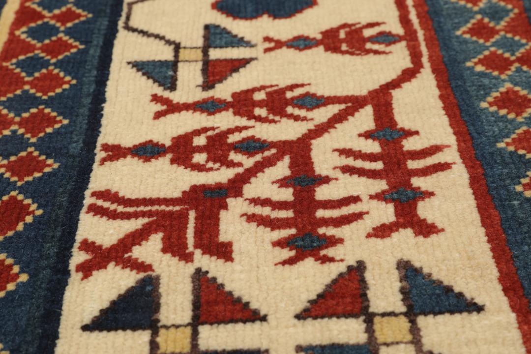 Handgeknoopte Turkse loper met diepblauwe en rode geometrische motieven