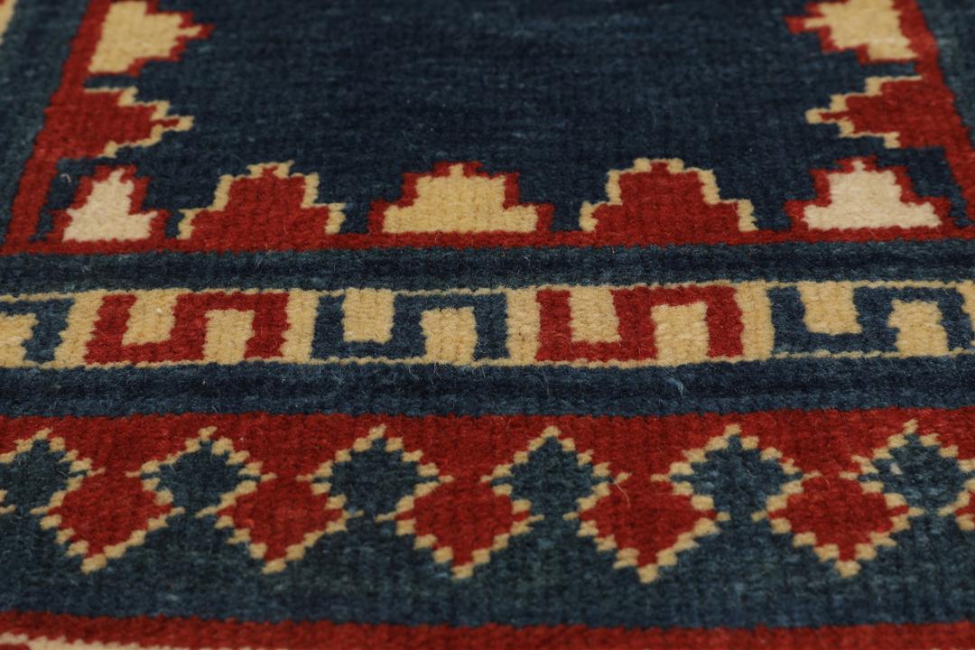 Handgeknoopte Turkse loper met diepblauwe en rode geometrische motieven