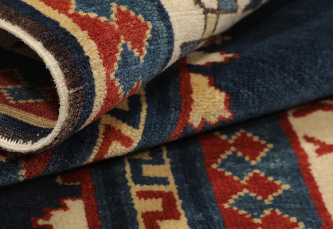 Handgeknoopte Turkse loper met diepblauwe en rode geometrische motieven