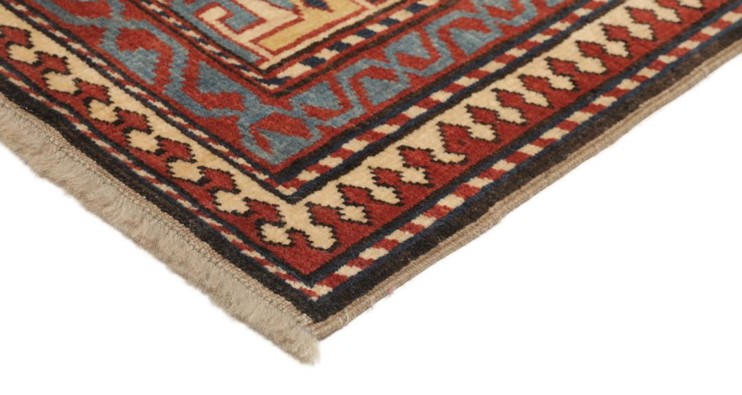 Een handgeknoopt Turks Shirvan tapijt met een rood veld en geometrische motieven