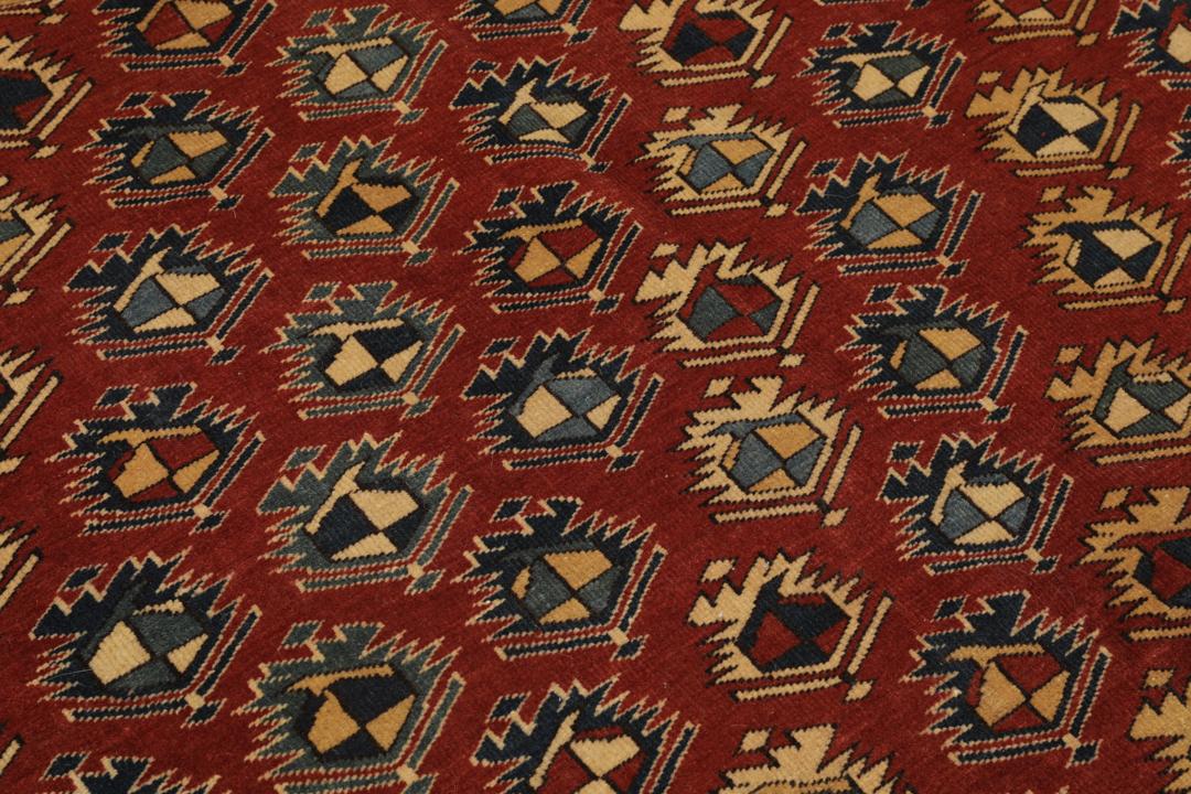 Een handgeknoopt Turks Shirvan tapijt met een rood veld en geometrische motieven