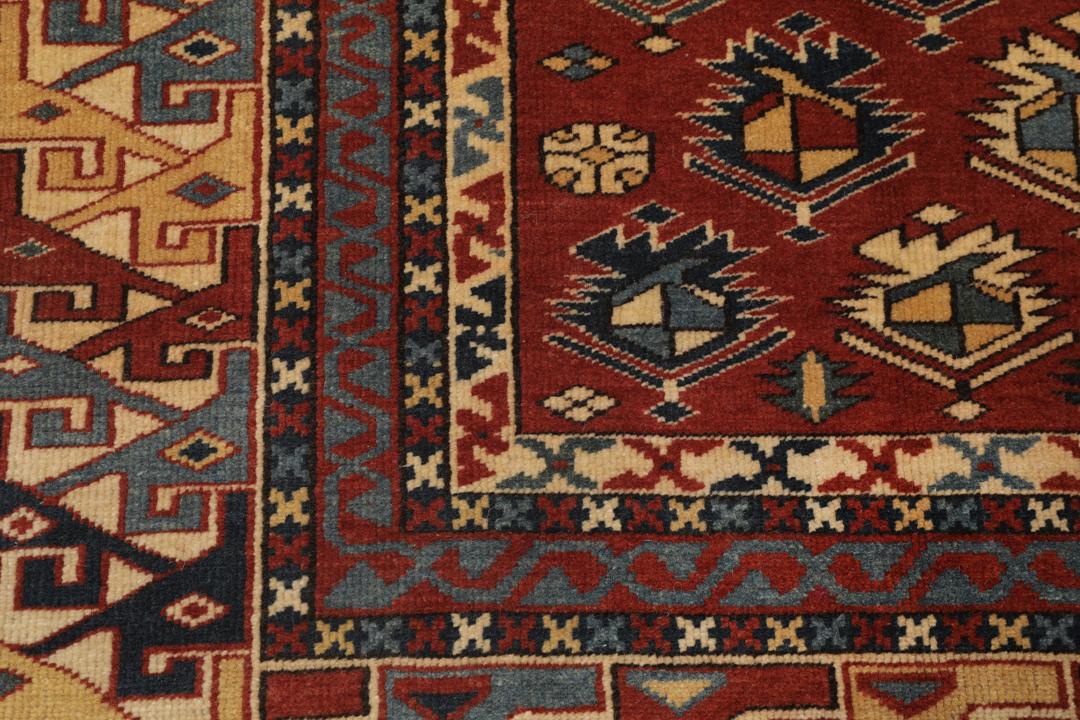 Een handgeknoopt Turks Shirvan tapijt met een rood veld en geometrische motieven