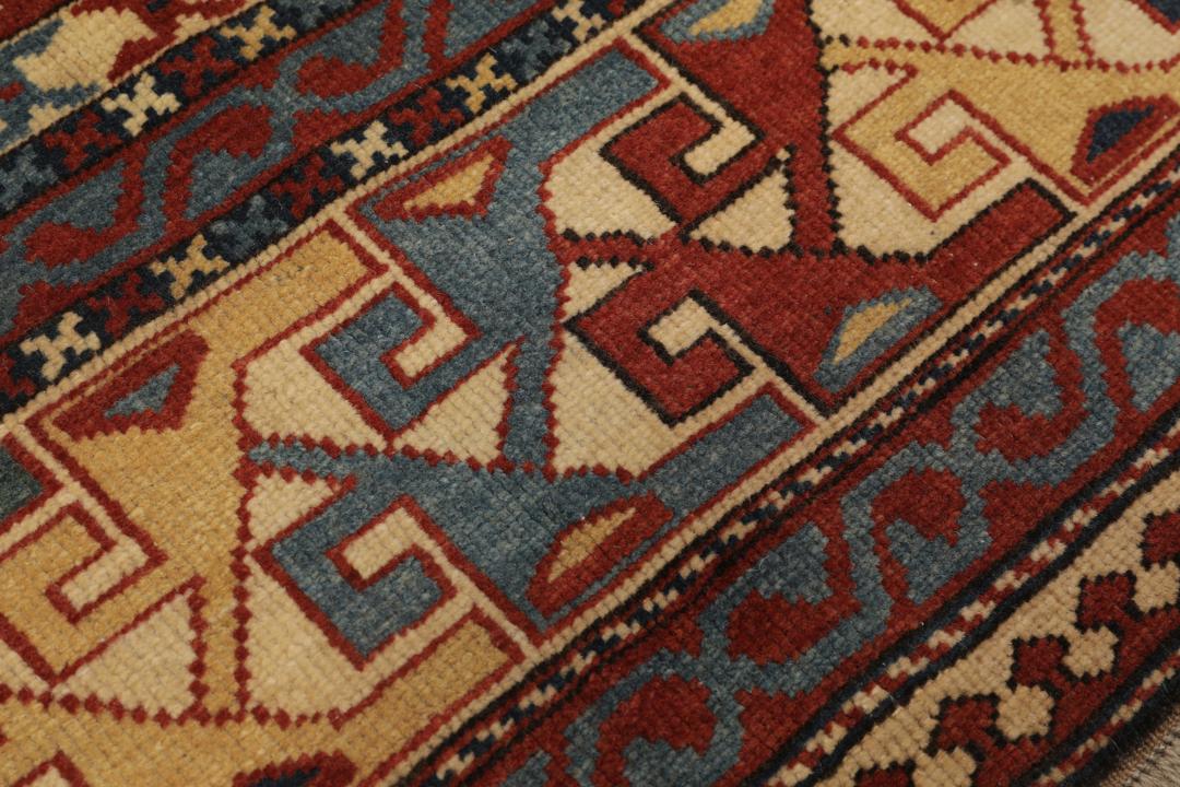 Een handgeknoopt Turks Shirvan tapijt met een rood veld en geometrische motieven