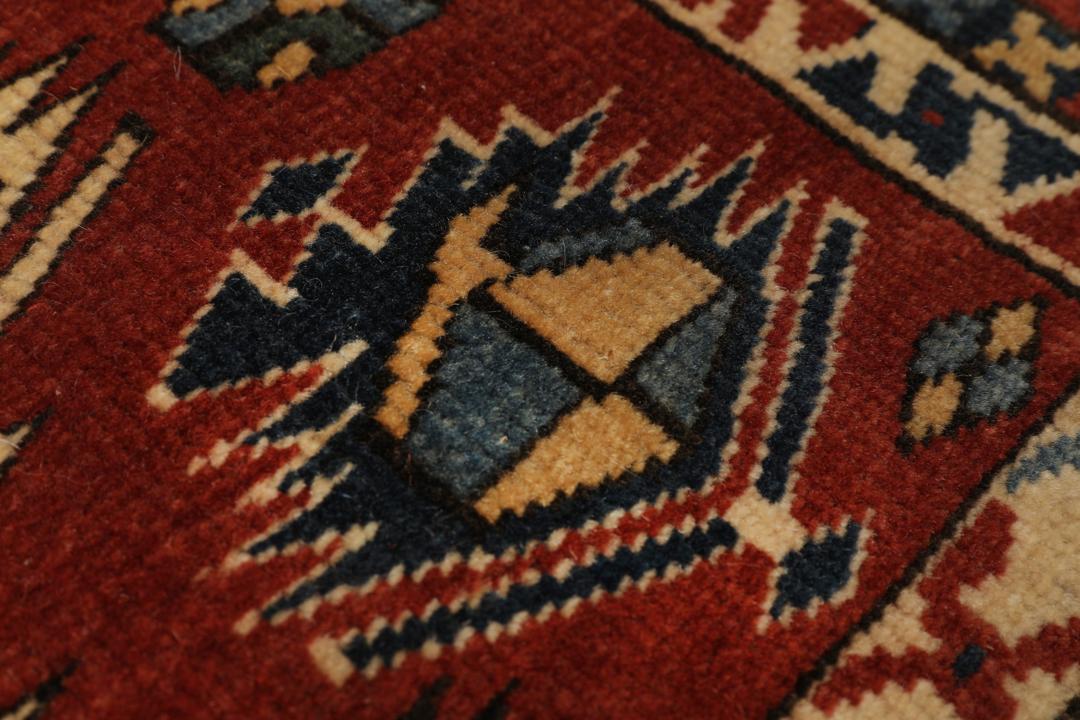 Een handgeknoopt Turks Shirvan tapijt met een rood veld en geometrische motieven