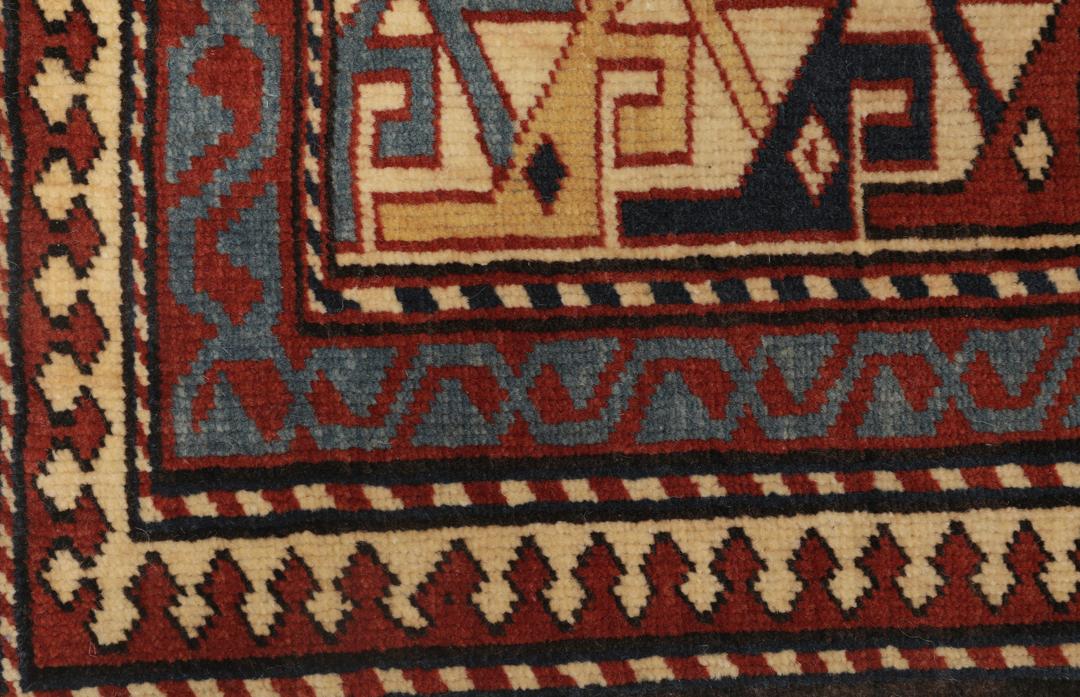 Een handgeknoopt Turks Shirvan tapijt met een rood veld en geometrische motieven
