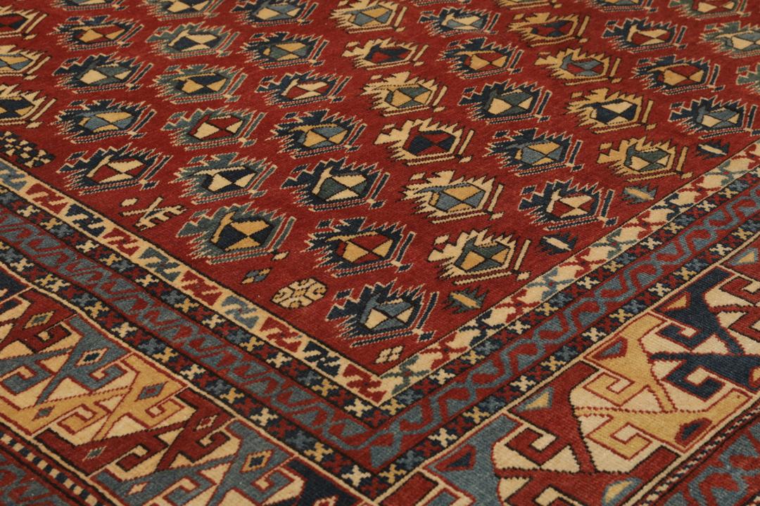 Een handgeknoopt Turks Shirvan tapijt met een rood veld en geometrische motieven