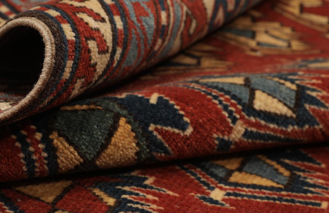 Een handgeknoopt Turks Shirvan tapijt met een rood veld en geometrische motieven