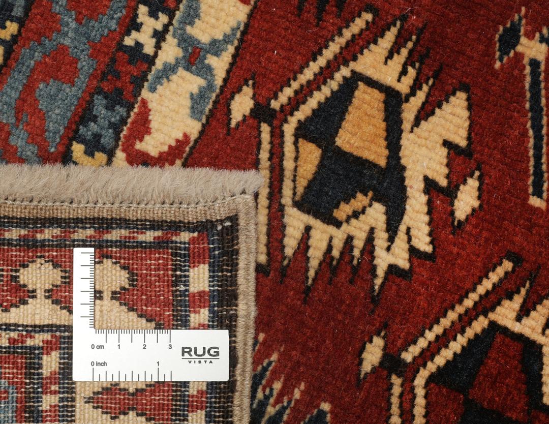 Een handgeknoopt Turks Shirvan tapijt met een rood veld en geometrische motieven