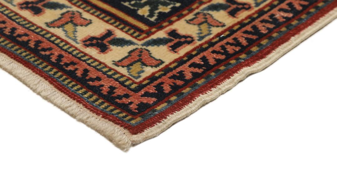 Vintage håndknyttet tyrkisk Shirvan-tæppe i rødt med ornamenterede blomster- og geometriske mønstre.