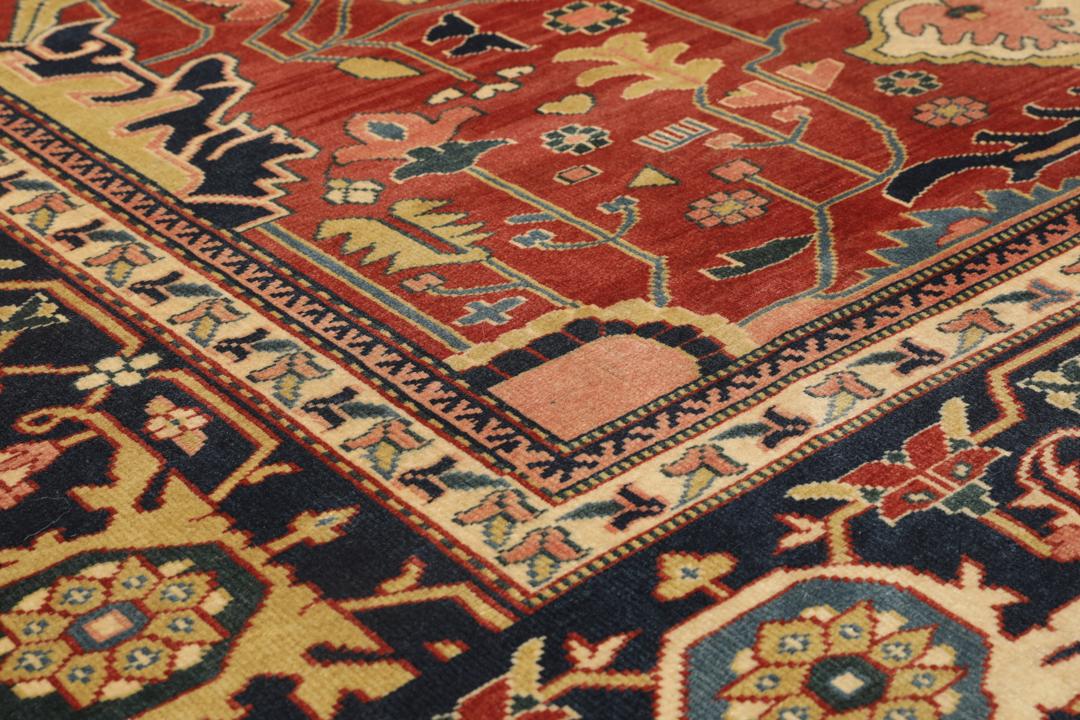 Vintage håndknyttet tyrkisk Shirvan-tæppe i rødt med ornamenterede blomster- og geometriske mønstre.