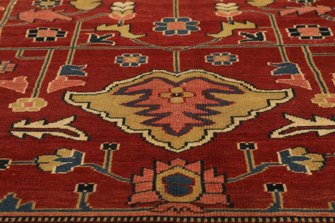 Vintage håndknyttet tyrkisk Shirvan-tæppe i rødt med ornamenterede blomster- og geometriske mønstre.