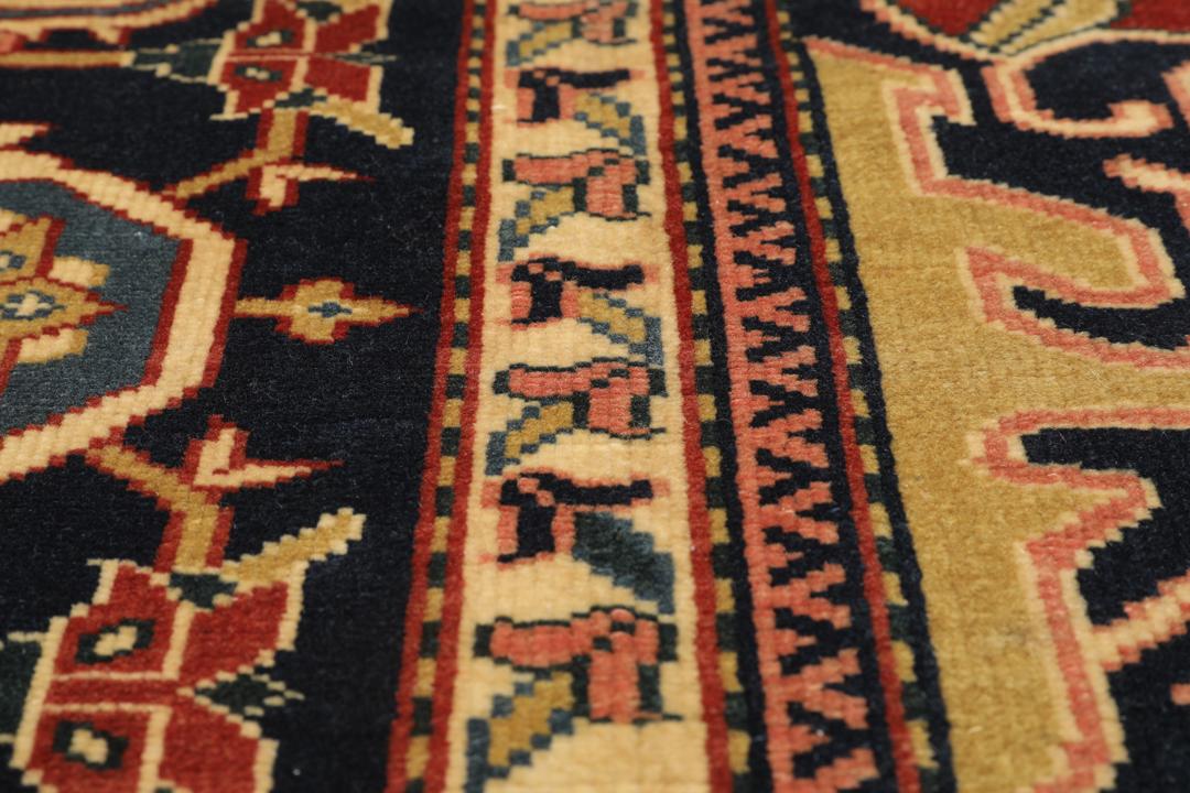 Vintage håndknyttet tyrkisk Shirvan-tæppe i rødt med ornamenterede blomster- og geometriske mønstre.