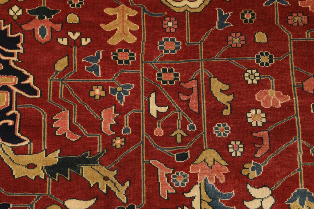 Vintage håndknyttet tyrkisk Shirvan-tæppe i rødt med ornamenterede blomster- og geometriske mønstre.