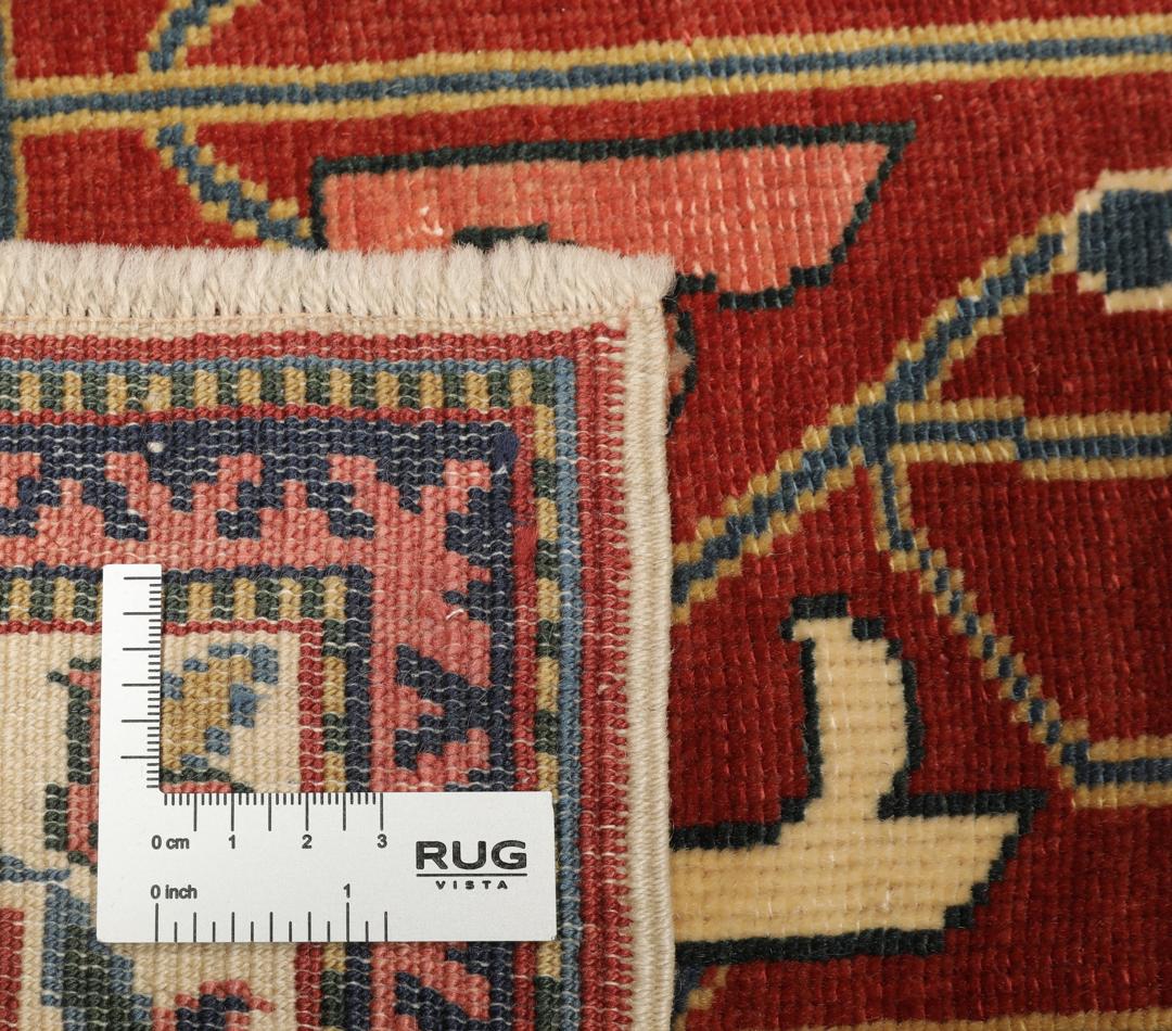 Vintage håndknyttet tyrkisk Shirvan-tæppe i rødt med ornamenterede blomster- og geometriske mønstre.