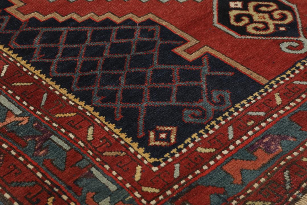 Antiek Karabag tapijt uit Azerbeidzjan met een rood en donkerblauw geometrisch ontwerp