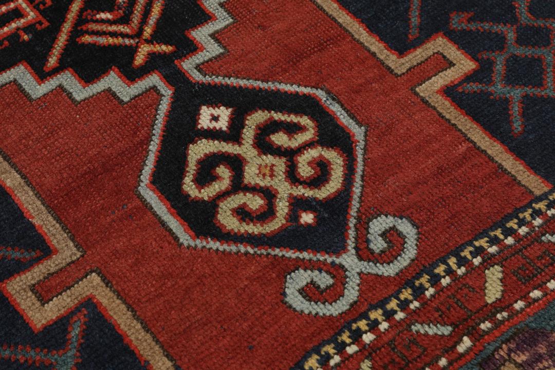 Antiek Karabag tapijt uit Azerbeidzjan met een rood en donkerblauw geometrisch ontwerp