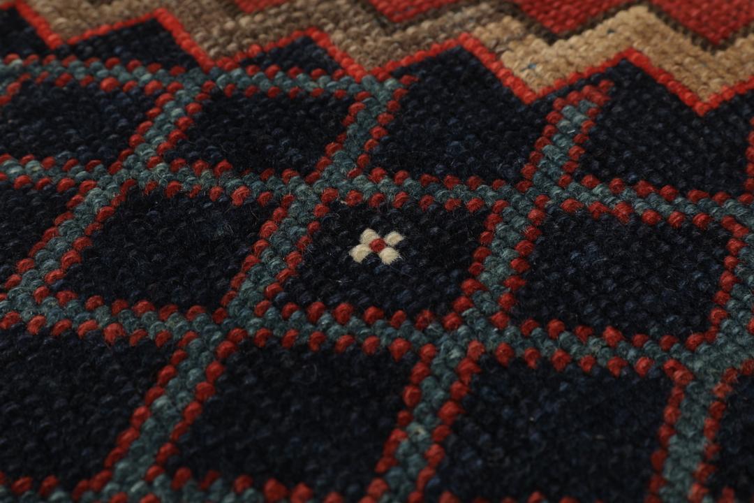 Antiek Karabag tapijt uit Azerbeidzjan met een rood en donkerblauw geometrisch ontwerp