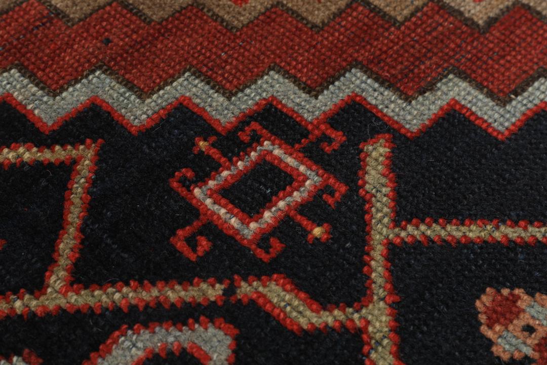 Antiek Karabag tapijt uit Azerbeidzjan met een rood en donkerblauw geometrisch ontwerp