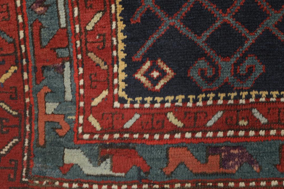 Antiek Karabag tapijt uit Azerbeidzjan met een rood en donkerblauw geometrisch ontwerp