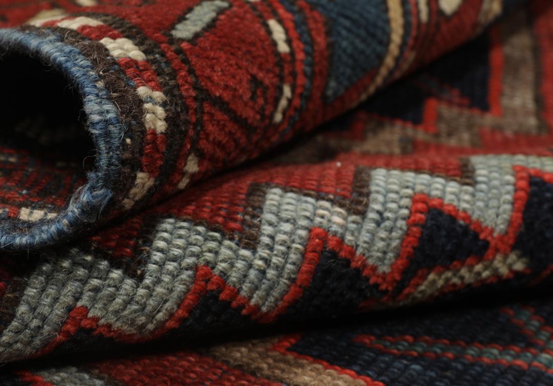 Antiek Karabag tapijt uit Azerbeidzjan met een rood en donkerblauw geometrisch ontwerp