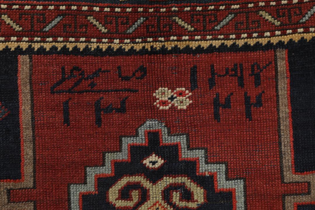 Antiek Karabag tapijt uit Azerbeidzjan met een rood en donkerblauw geometrisch ontwerp