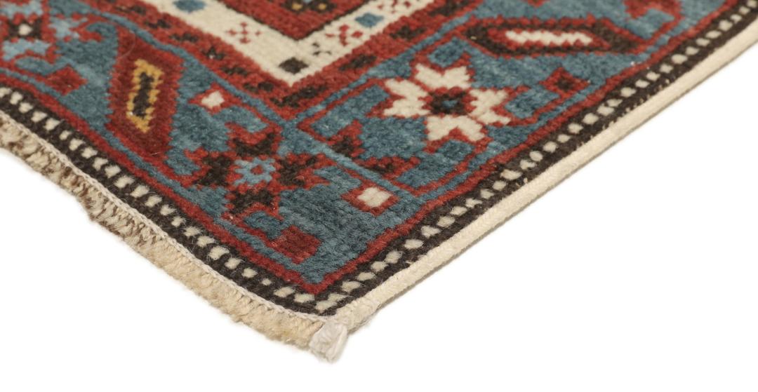 Antiek Shirvan-tapijt met geometrische medaillonpatronen in rood en blauw, afkomstig uit Azerbeidzjan