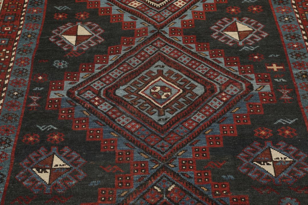 Antiek Shirvan-tapijt met geometrische medaillonpatronen in rood en blauw, afkomstig uit Azerbeidzjan