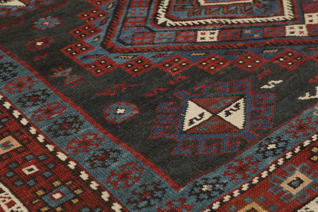 Antiek Shirvan-tapijt met geometrische medaillonpatronen in rood en blauw, afkomstig uit Azerbeidzjan