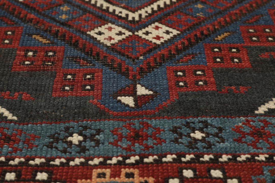 Antiek Shirvan-tapijt met geometrische medaillonpatronen in rood en blauw, afkomstig uit Azerbeidzjan