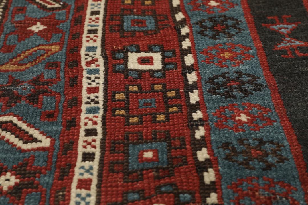 Antiek Shirvan-tapijt met geometrische medaillonpatronen in rood en blauw, afkomstig uit Azerbeidzjan