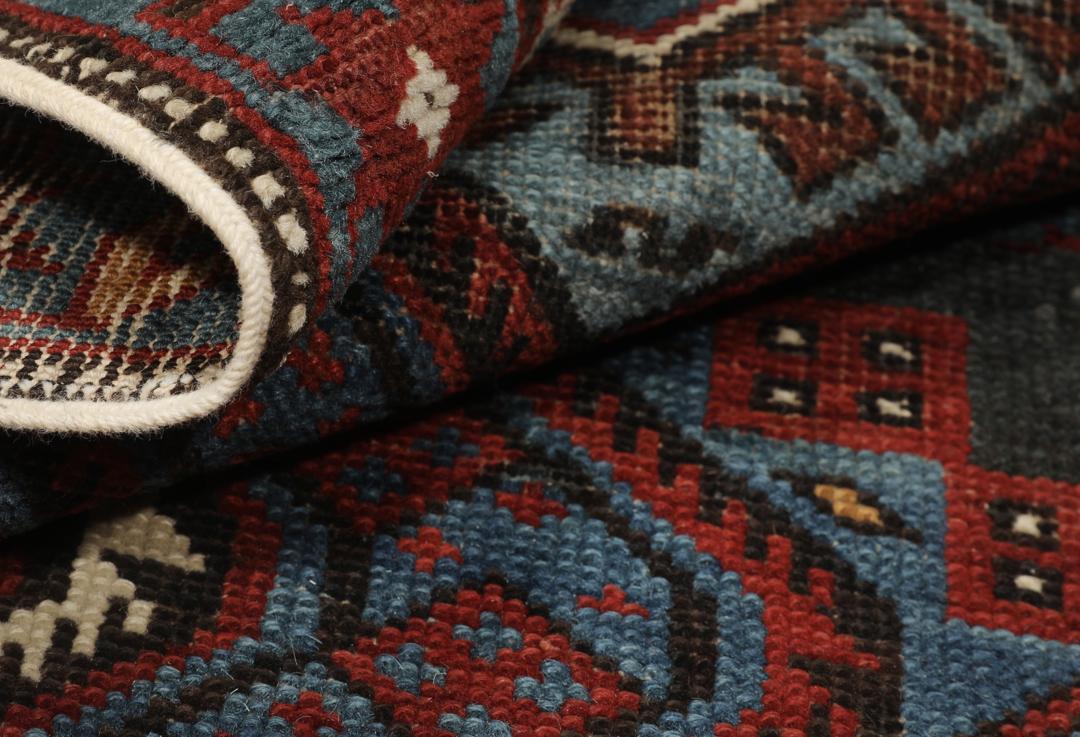 Antiek Shirvan-tapijt met geometrische medaillonpatronen in rood en blauw, afkomstig uit Azerbeidzjan