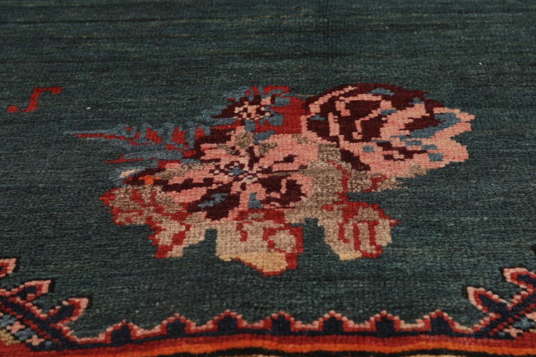 Antiek Karabag tapijt uit het Midden-Oosten met een picturaal motief in diepblauwgroen en rood