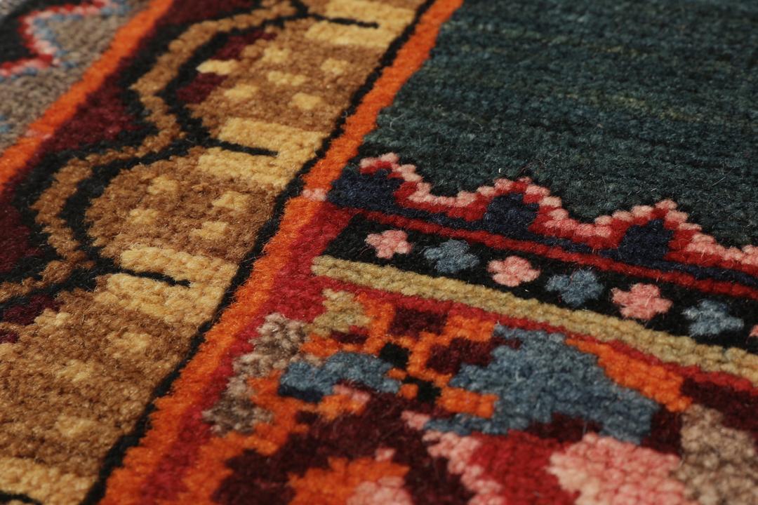 Antiek Karabag tapijt uit het Midden-Oosten met een picturaal motief in diepblauwgroen en rood