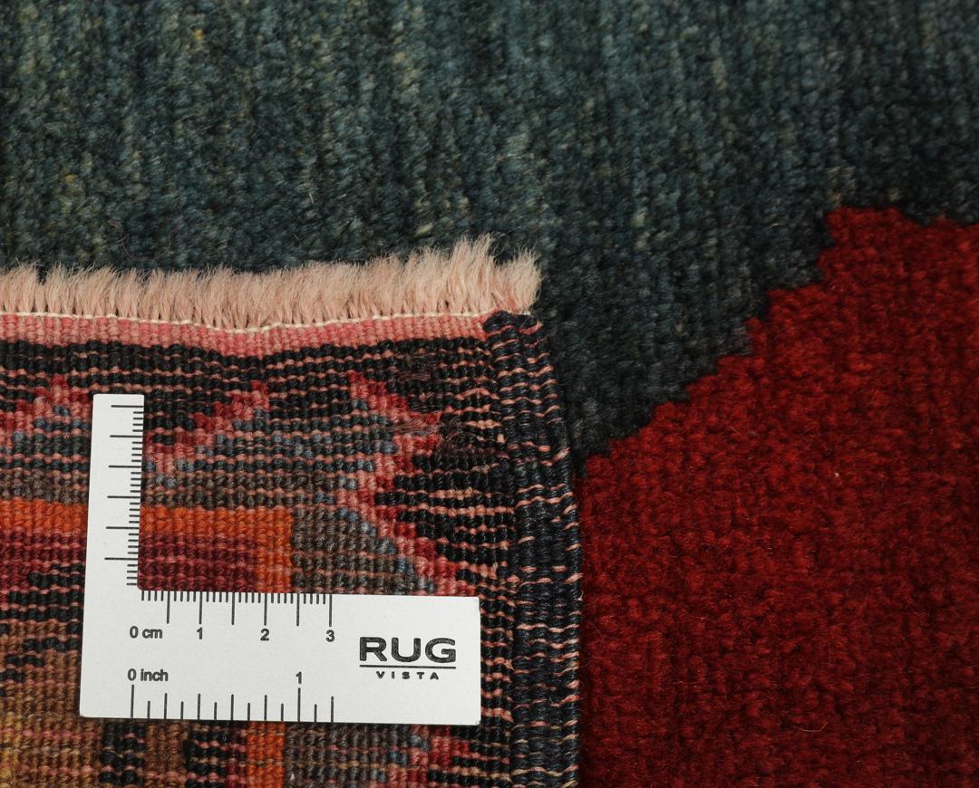 Antiek Karabag tapijt uit het Midden-Oosten met een picturaal motief in diepblauwgroen en rood