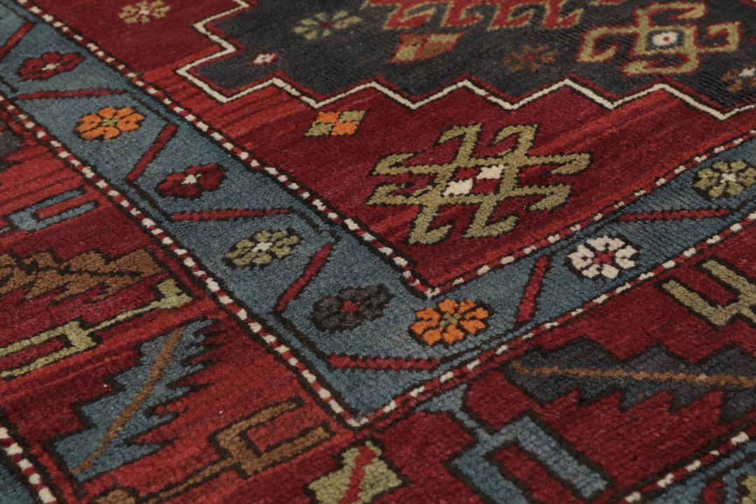 Antiek Shirvan-tapijt uit Azerbeidzjan in rode en blauwe tinten