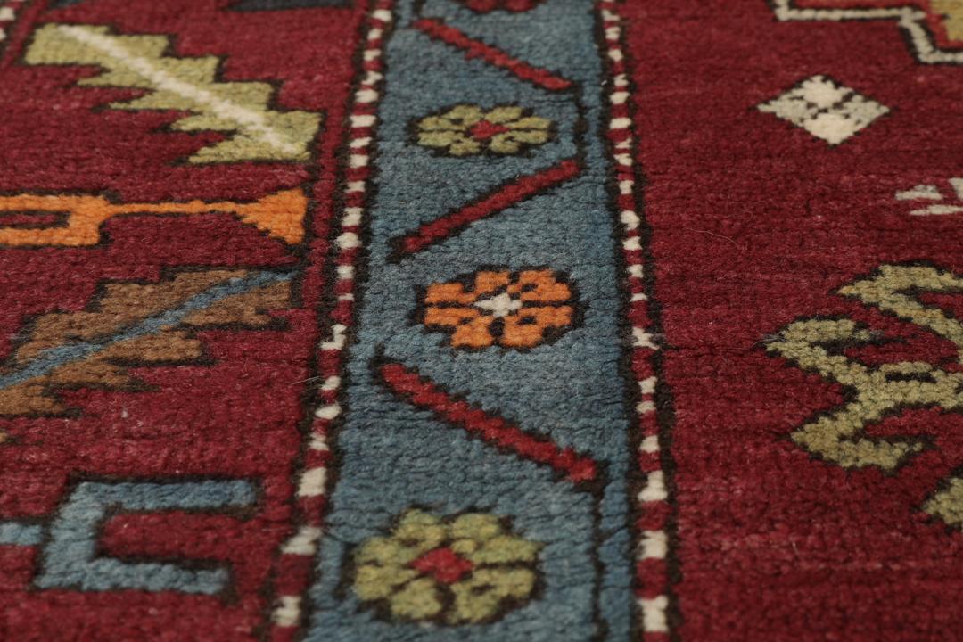 Antiek Shirvan-tapijt uit Azerbeidzjan in rode en blauwe tinten