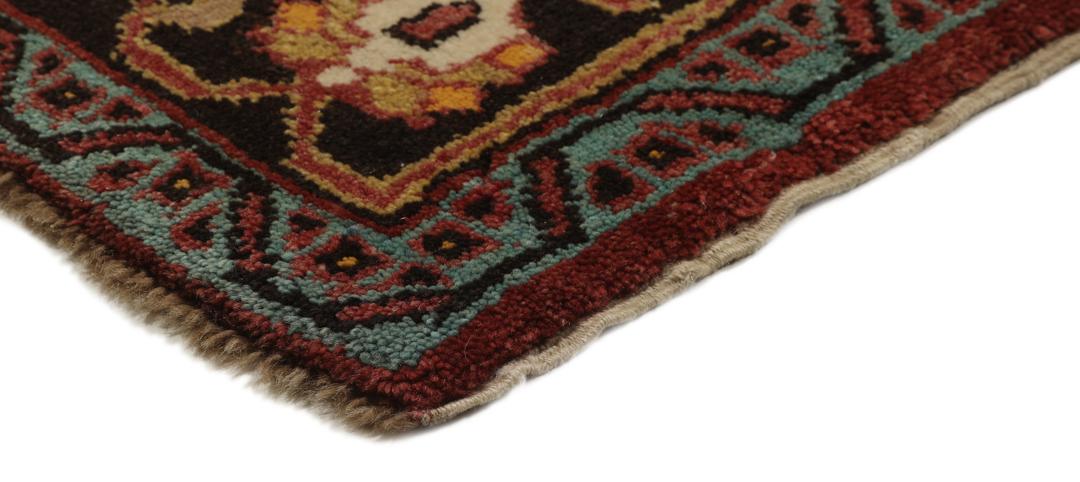 Antikt Shirvan-tæppe fra Mellemøsten med et levende rødt felt og komplekse geometriske motiver.