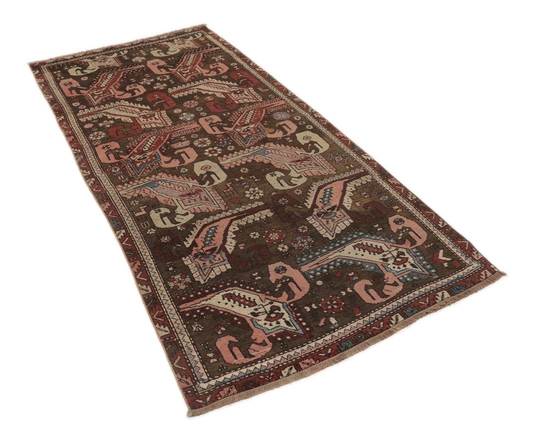 Antiek Shirvan-tapijt uit Azerbeidzjan, voorzien van een donkerbruine wollen pool met geometrische motieven.