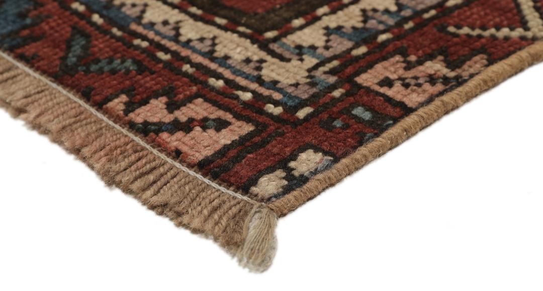 Antiek Shirvan-tapijt uit Azerbeidzjan, voorzien van een donkerbruine wollen pool met geometrische motieven.