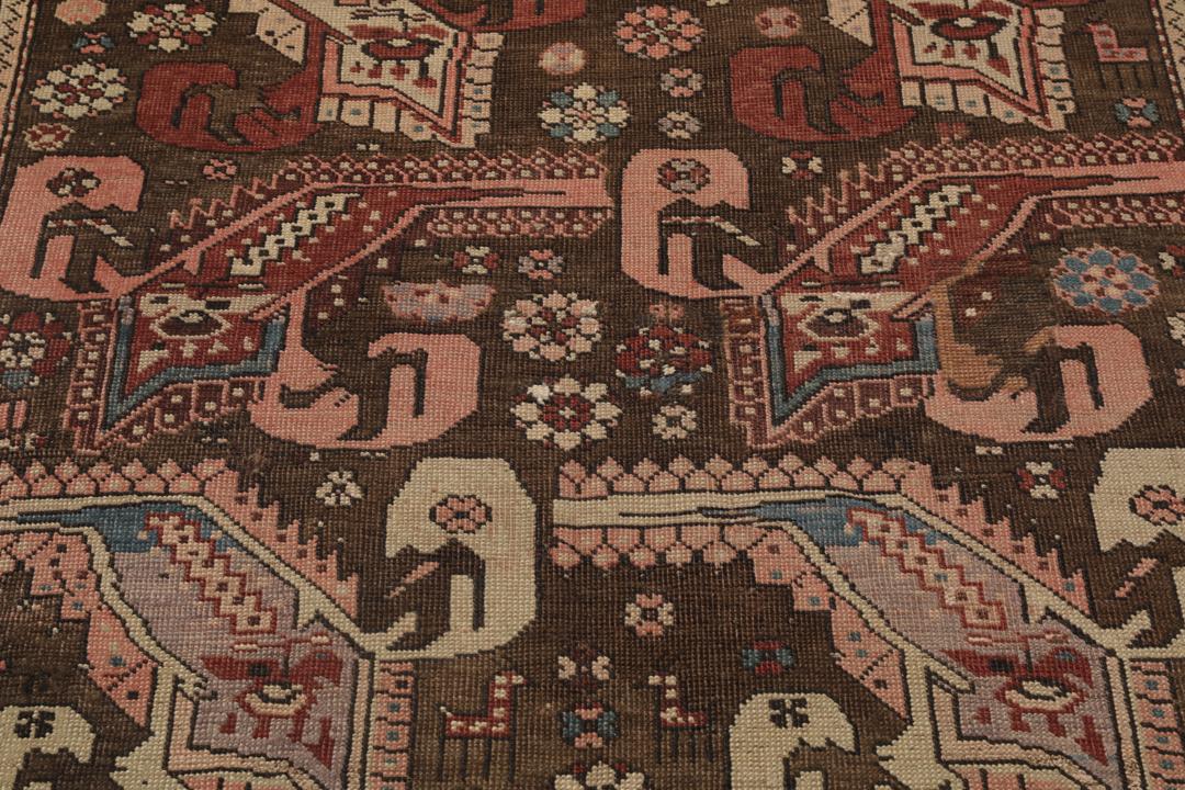 Antiek Shirvan-tapijt uit Azerbeidzjan, voorzien van een donkerbruine wollen pool met geometrische motieven.