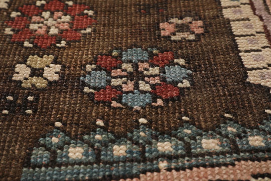 Antiek Shirvan-tapijt uit Azerbeidzjan, voorzien van een donkerbruine wollen pool met geometrische motieven.