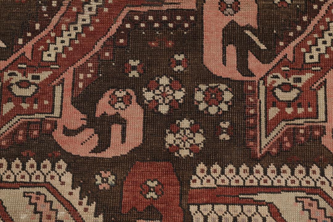 Antiek Shirvan-tapijt uit Azerbeidzjan, voorzien van een donkerbruine wollen pool met geometrische motieven.