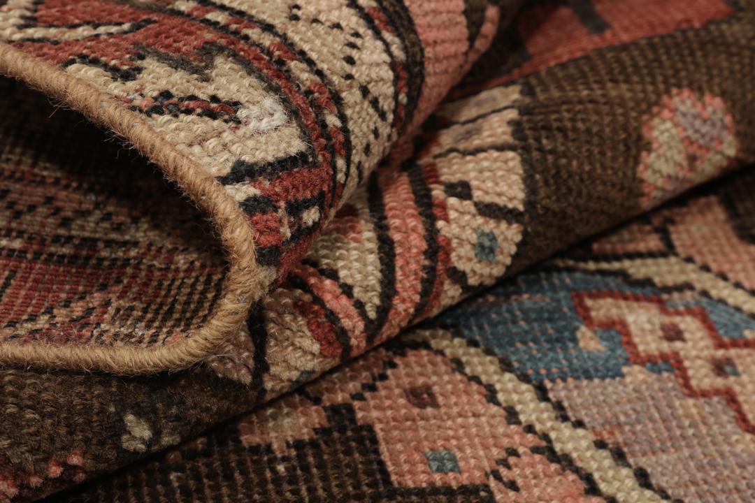 Antiek Shirvan-tapijt uit Azerbeidzjan, voorzien van een donkerbruine wollen pool met geometrische motieven.