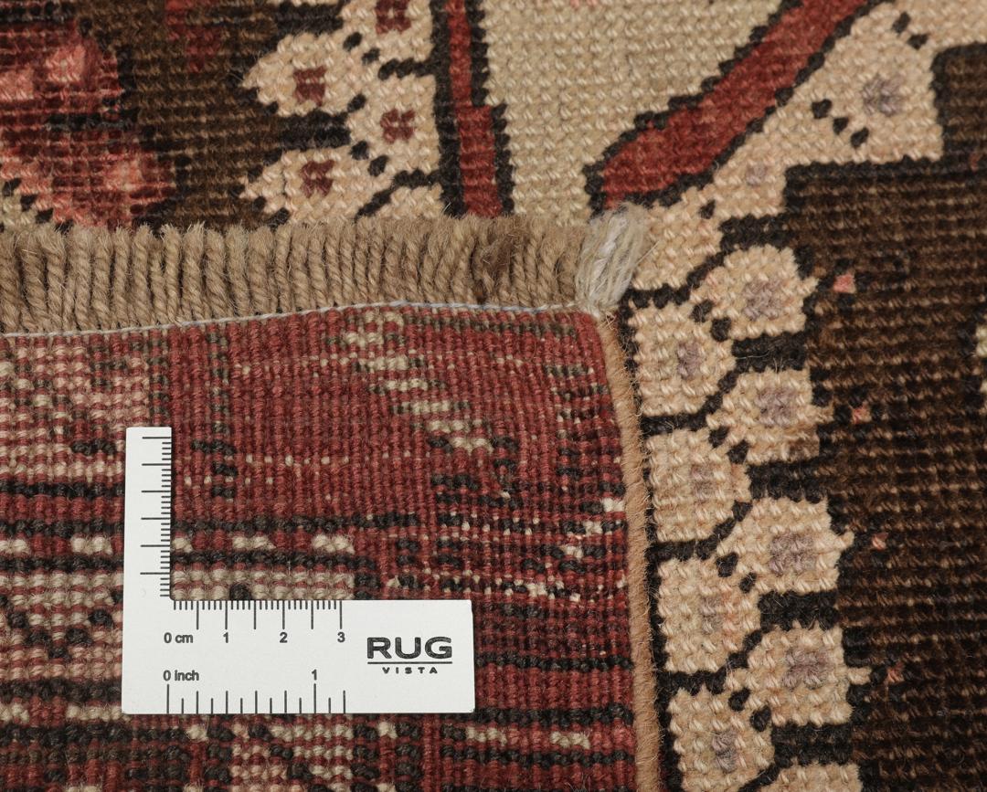 Antiek Shirvan-tapijt uit Azerbeidzjan, voorzien van een donkerbruine wollen pool met geometrische motieven.