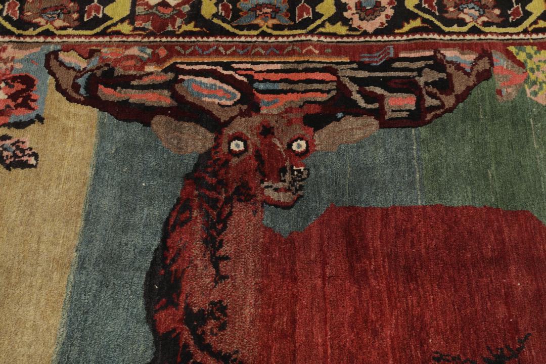 Antiek Karabag-tapijt uit Azerbeidzjan met een picturaal diermotief in rood en groen