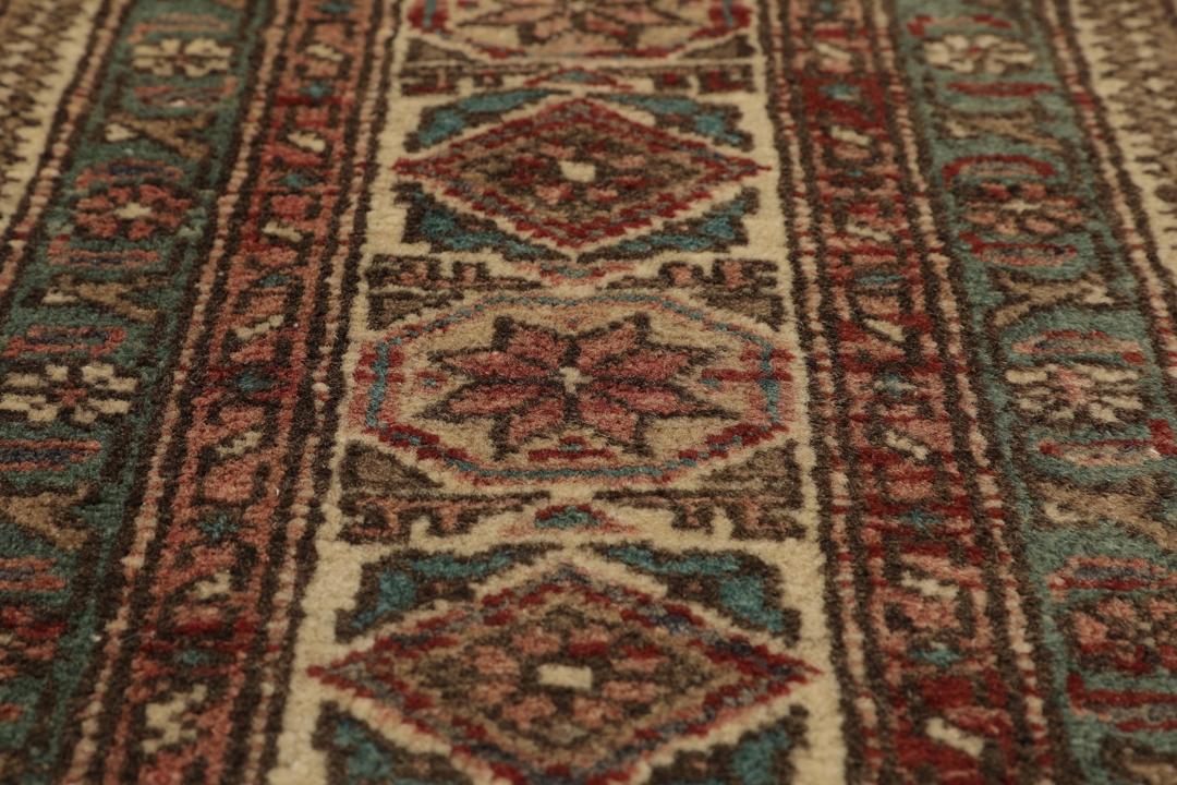 Antiek Shirvan tapijt uit Azerbeidzjan in rood- en crèmetinten
