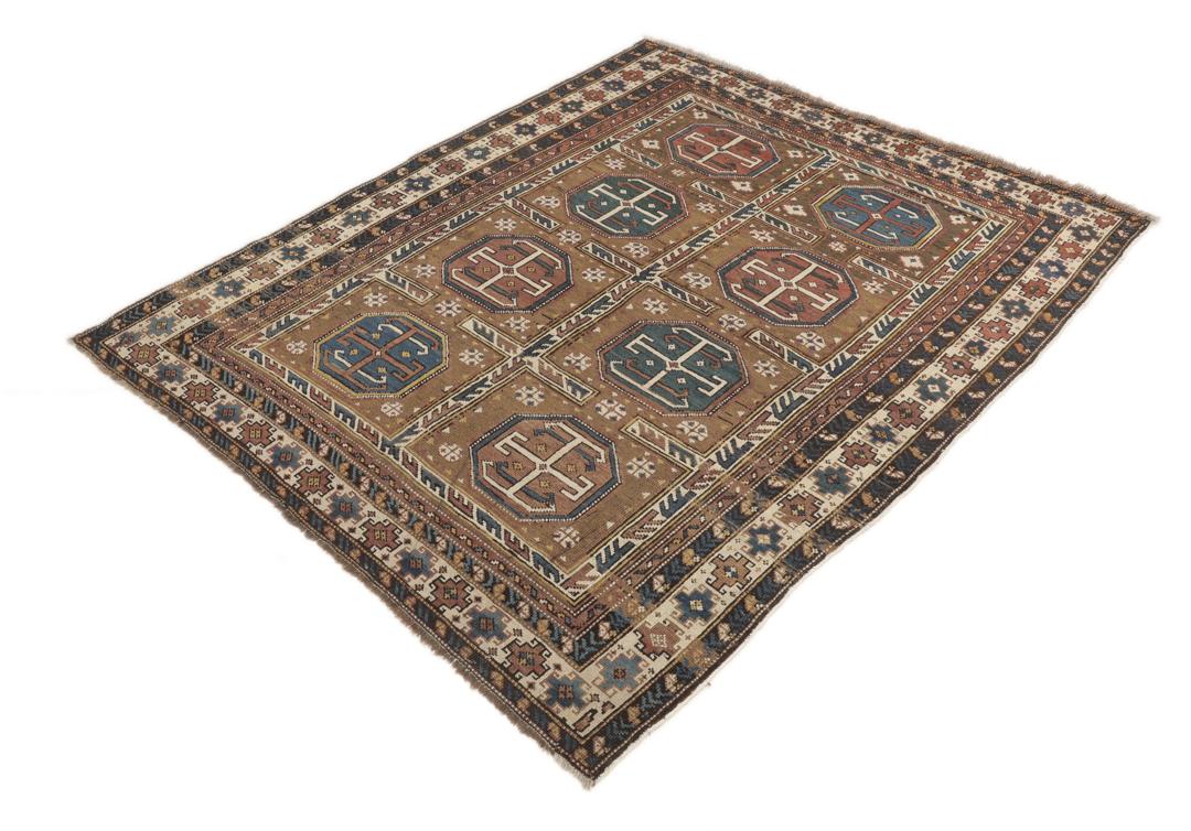 Antiek Shirvan-tapijt uit Azerbeidzjan in bruin met traditionele geometrische motieven.