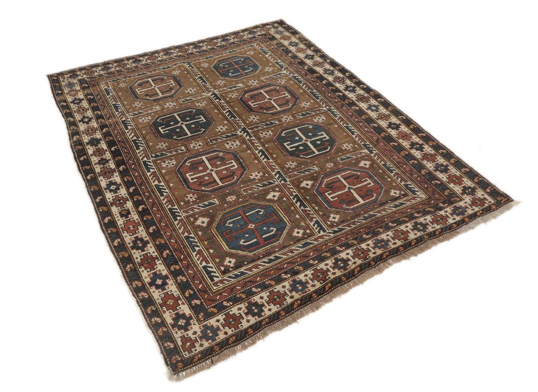 Antiek Shirvan-tapijt uit Azerbeidzjan in bruin met traditionele geometrische motieven.