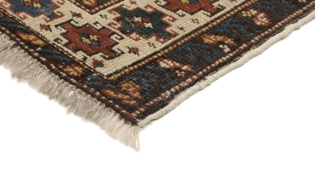 Antiek Shirvan-tapijt uit Azerbeidzjan in bruin met traditionele geometrische motieven.
